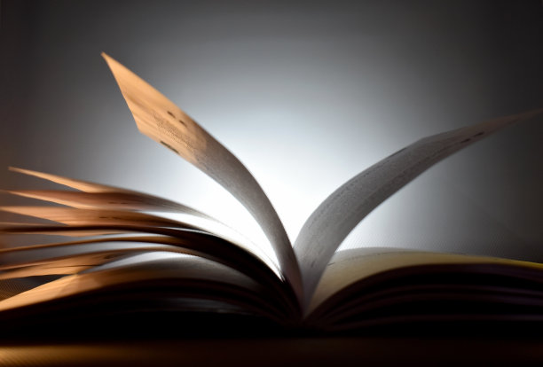 打开白色背景的翻页书。图片下载