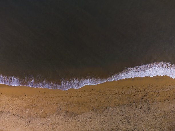 鸟瞰图海岸和破浪图片下载