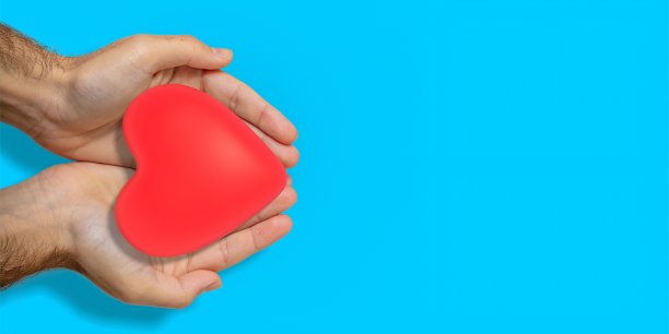 一名男子在蓝色背景上献上一颗红心。三维演示图片下载