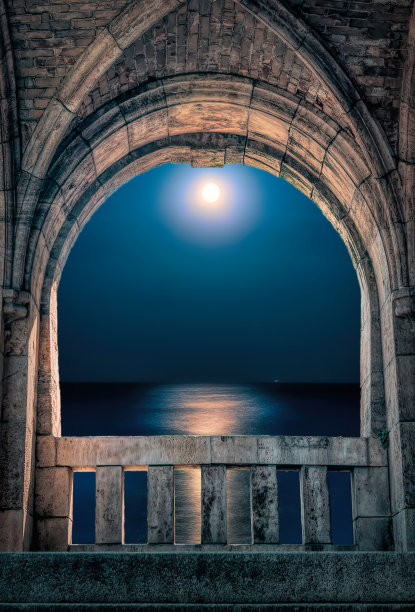 哥特式的窗户和月光图片下载