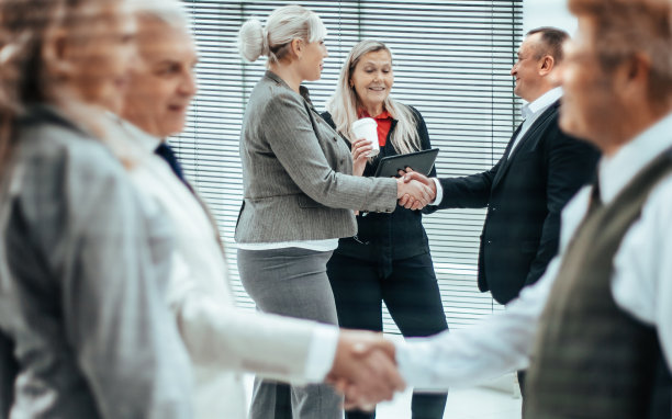 商人们在银行办公室里握手图片下载
