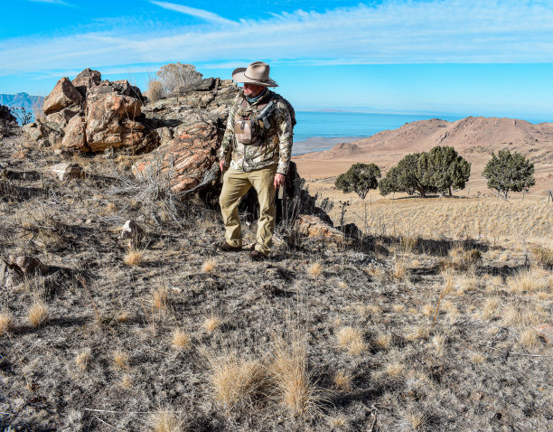 迷彩猎人与牛仔帽迷彩手枪双筒望远镜图片下载