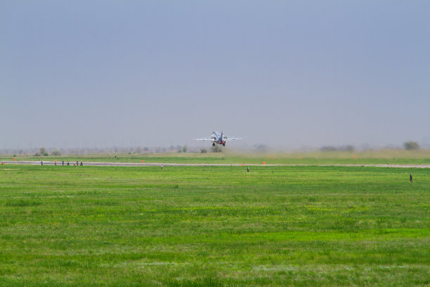 军用飞机起飞图片下载