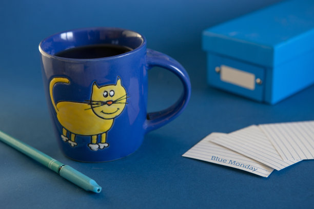 蓝色星期一工作日的开始。一杯茶，一张写着"蓝色星期一"的纸条。一年中最郁闷的一天图片下载