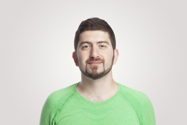 英俊男子的肖像微笑在孤立的白色背景图片下载