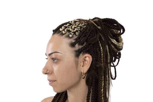 在白色背景上梳着辫子的女人图片下载