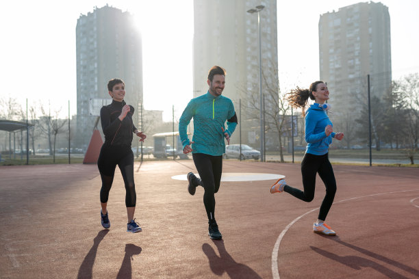 慢跑和跑步是健身的娱乐活动。一群快乐的朋友一起锻炼。图片下载
