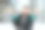 在白雪覆盖的公园里做瑜伽的女人。图片下载
