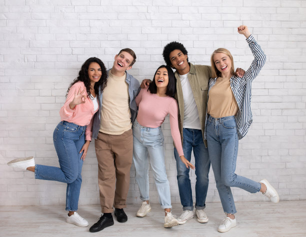 和朋友玩得开心，在大学里接受教育图片下载