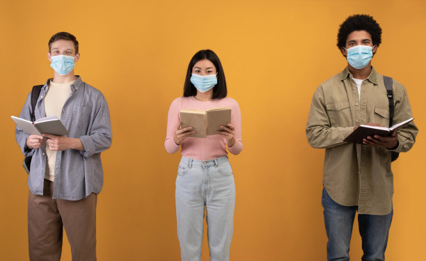 新常态、教育和新冠肺炎大流行。年轻的学生读书图片下载