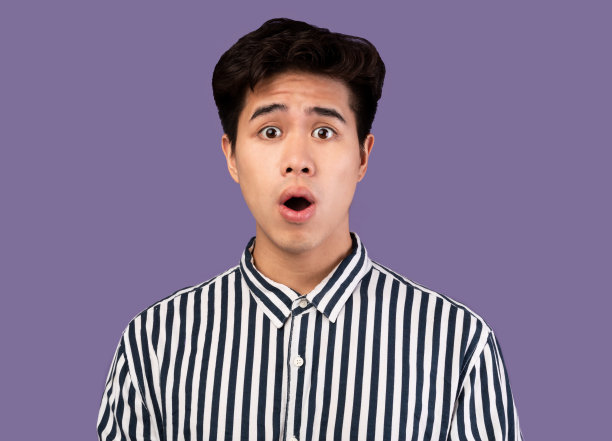 害怕的亚洲人鬼脸，震惊在紫色工作室图片下载