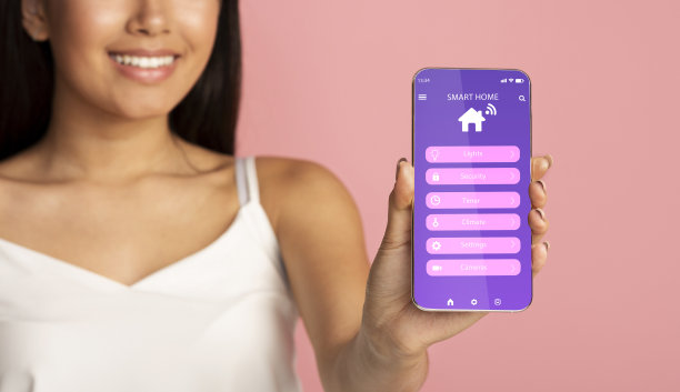 不认识的年轻女子在手机上的智能家居手机应用程序的粉红色背景，拼贴图片下载