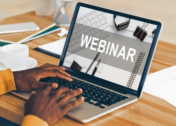 不认识的非裔美国人在现代笔记本电脑上开网络研讨会图片下载