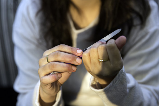 指甲锉修剪手指甲。个人护理，仪容整洁，手卫生，美容和化妆品的库存形象。有选择性的重点。图片下载