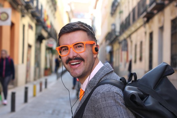 在户外听音乐的时髦商人图片下载