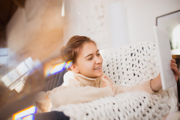年轻女子享受她的家庭生活。家舒适，寒暑假时间图片下载