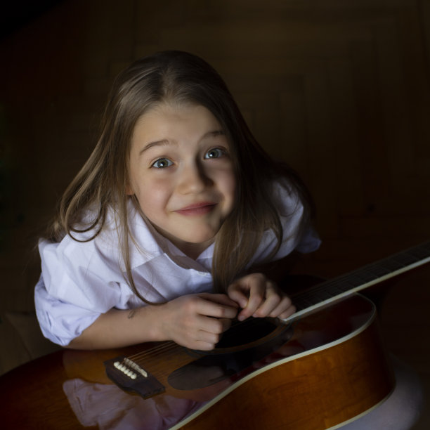 女孩在弹吉他图片下载