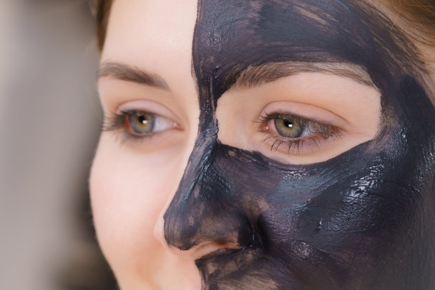 木炭面膜的女人图片下载