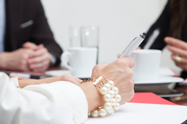 一位女士在办公室里开会时戴着一个非常优雅的手镯的手图片下载
