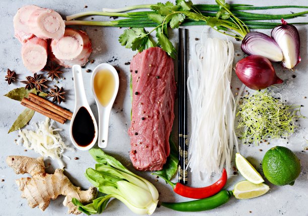 越南粉煲汤的产品布局在灰色背景上。传统的越南河粉汤，里面有香草，肉，米粉，肉汤。图片下载