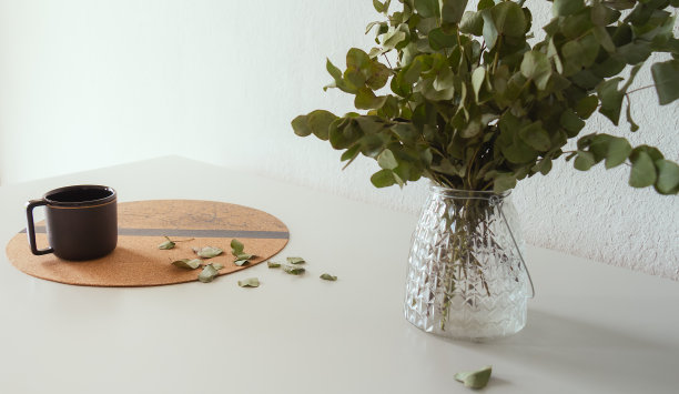 到了舒适明亮的白色公寓喝咖啡休息的时间了图片下载