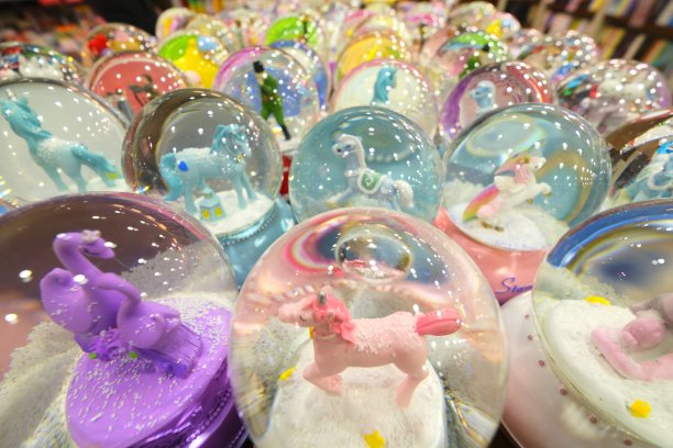 里面有雪花的球形玻璃器图片下载