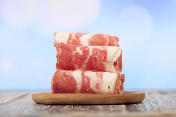 火锅用的新鲜羊肉，中国食物，新鲜的羊肉卷在盘子里图片下载