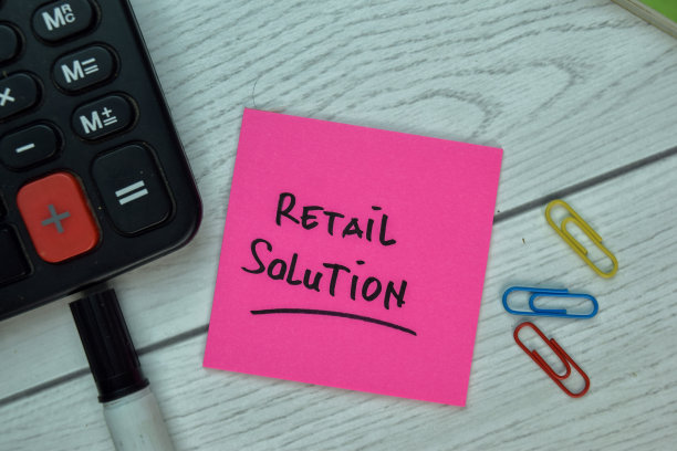 零售解决方案写在便利贴上，隔离在办公桌上。图片下载