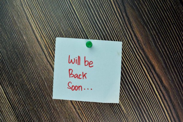 很快就会回来，写在便利贴上，孤立在木桌上。经营理念图片下载