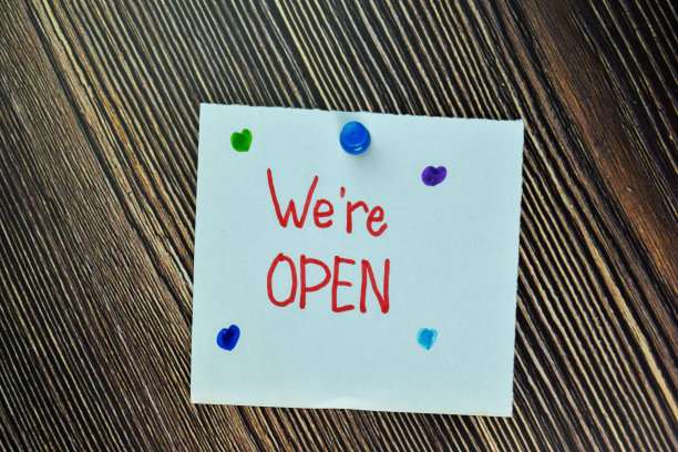 我们是开放式的，在便利贴上写字，在木桌上写字。经营理念图片下载