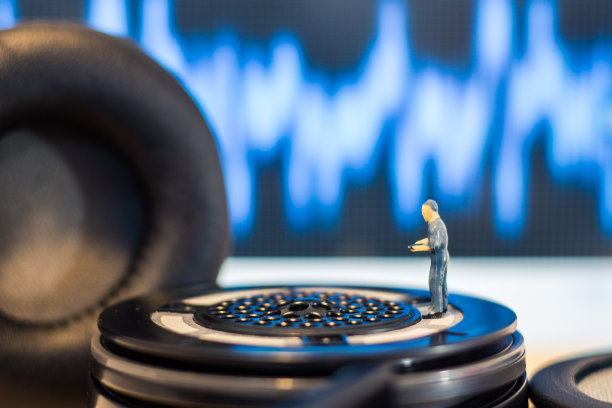 工程师检查耳机的音质图片下载