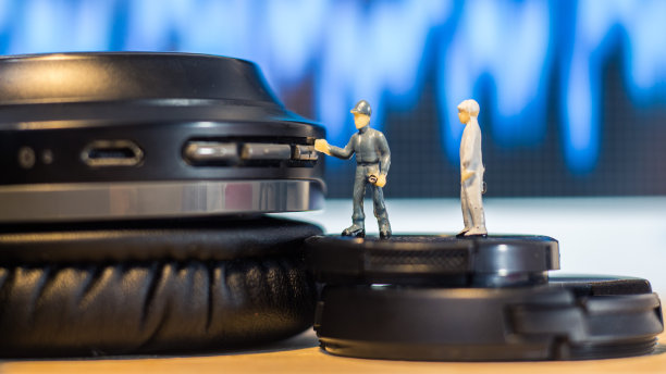 工程师检查耳机的音质图片下载