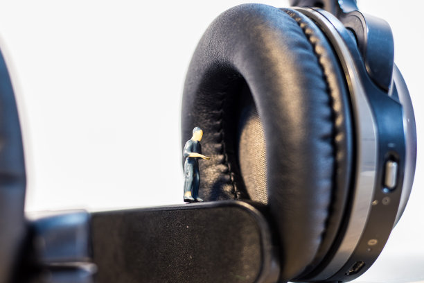 工程师检查耳机的音质图片下载