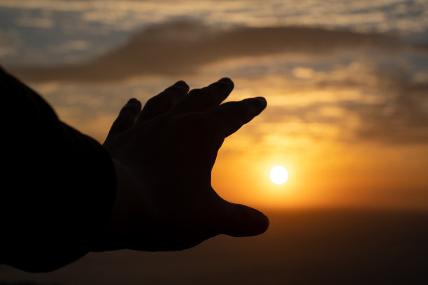 新年快乐橙光天空日出和手指图片下载