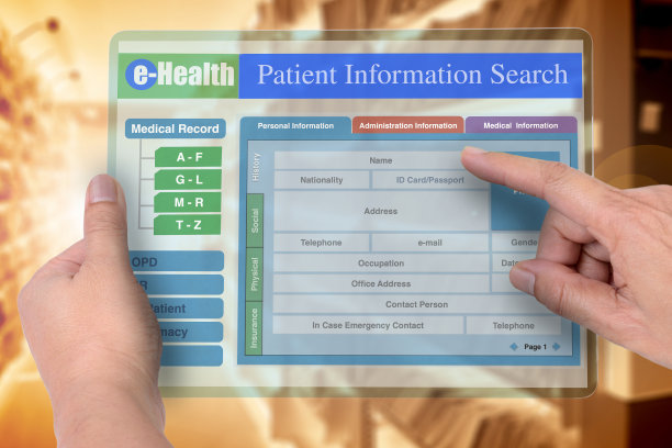 手持透明数字平板电脑，屏幕上显示医疗记录搜索应用程序。图片下载
