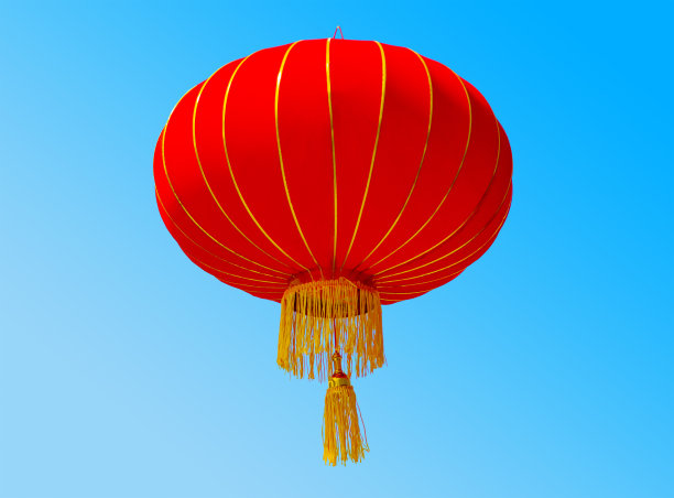 传统的红色中国新年灯笼在蓝天背景。模型设计，广告或艺术创意。有一个吊坠或钩子，你可以挂一个灯笼图片下载