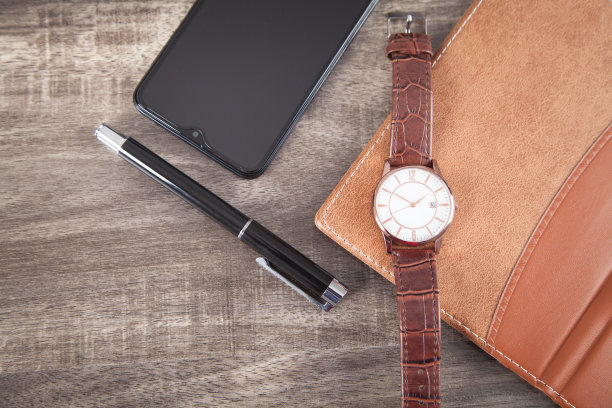 手表，智能手机，钢笔，笔记本木背景。图片下载