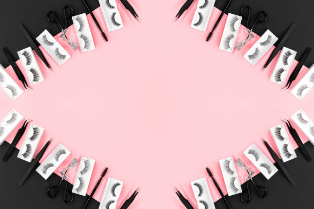 在时尚的粉彩粉和黑色背景上进行睫毛延伸的各种工具。横幅。的概念。睫毛夹,镊子。化妆品配件。化妆品。假睫毛。文本。框架。图片下载