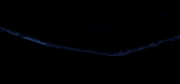 黑色背景上的一个波浪图片下载