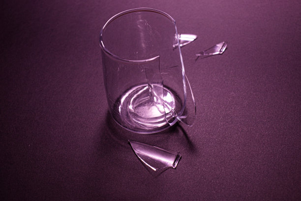 碎玻璃杯，碎片散落，孤立在黑色背景。图片下载