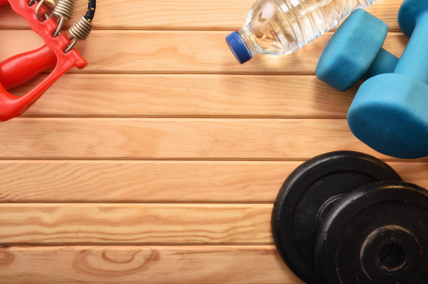 背景与体育运动强度配件在木条顶部图片下载