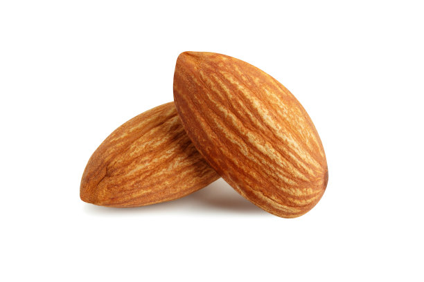 杏仁两个微距角在白色背景上用 裁剪路径适用于产品上的白色背景与裁剪路径图片下载