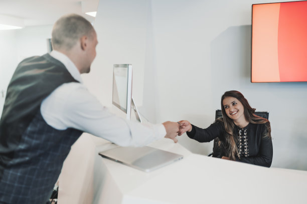 一个商人和一个女接待员图片下载