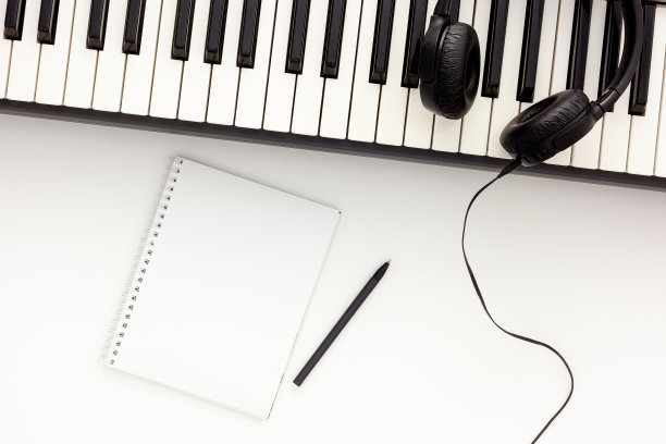 歌曲作者或DJ工作场所与合成器和耳机图片下载