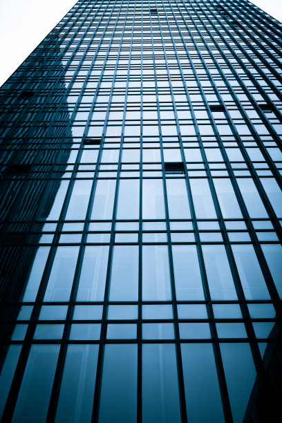 低角度仰望高层建筑的玻璃幕墙在城市商业区，中国上海图片下载