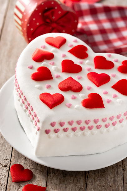 情人节、母亲节或生日的心形蛋糕，用玫瑰和粉色的糖心装饰图片下载