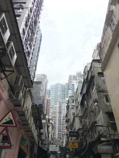 住宅塔楼之间图片下载