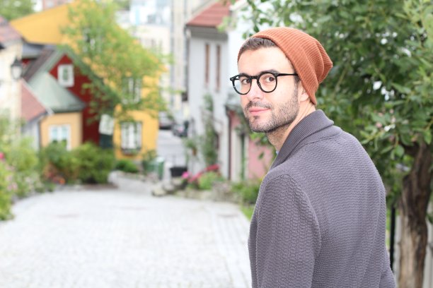 街上一个年轻的欧洲人图片下载