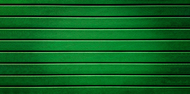绿色塑料围栏条纹纹理背景。通过木材类型模拟墙板的木质表面图片下载