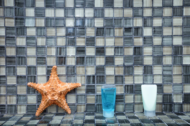 浴室架子上有海星和洗发香波管图片下载